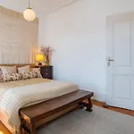 Life In Colour & Art - Charming 3Bed Apartment